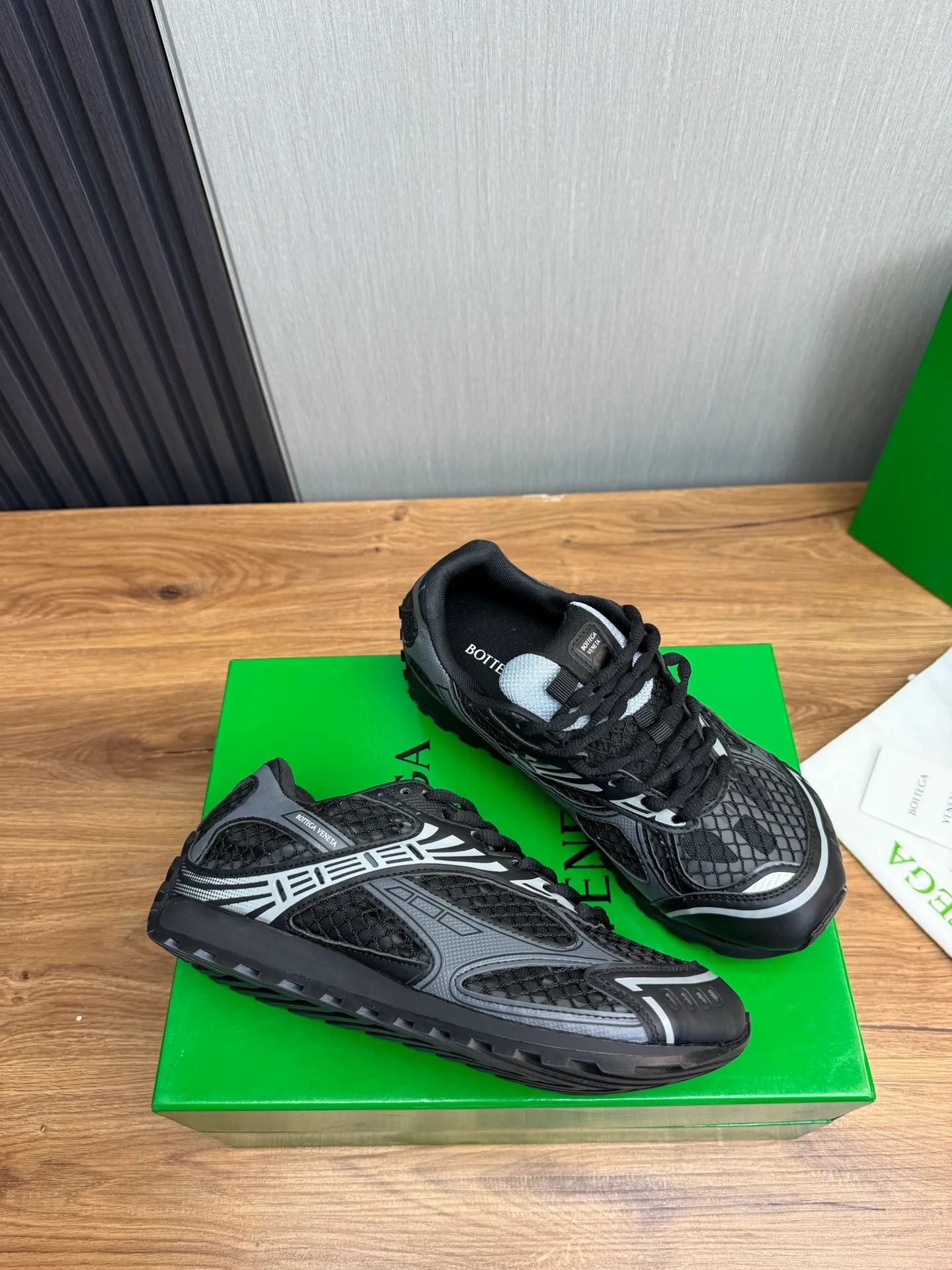 Men's men's shoes 💰620💰 BV top version 𝘽𝙊𝙏𝙏𝙀𝙂𝘼 𝙑𝙀𝙉𝙀𝙏𝘼 Orbit sneakers Wang Yibo same style couple style dad shoes 🩷💚 Runner sneakers, made of lightweight technical mesh fabric. Features a geometric patterned rubber outsole. Pay attention to the package craftsmanship ❕ High version shipping ❗️ Very nice, durable to play with and durable to make ✔️ Standard version 💯💯 The outsole is made of color-blocked TPU outsole. Women’s model 35-41 (40 41 customized) Men’s model 39-46 (45.46 customized) Equipped with original packaging